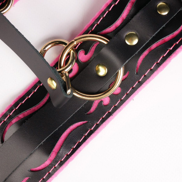 Черные кожаные оковы с розовой строчкой