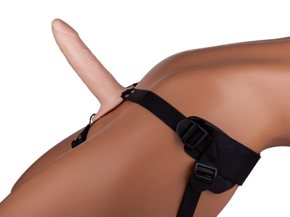 Пустотелый реалистичный фаллопротез на ремешках с заклепками - 16,5 см. Пустотелый реалистичный фаллопротез на ремешках с заклепками - 16,5 см.