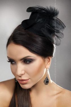 Чёрная шляпка с украшением из сетки Чёрная шляпка с украшением из сетки