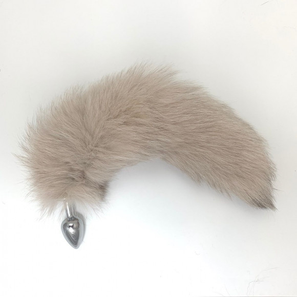 Серебристая металлическая анальная пробка с бежевым хвостом - размер S