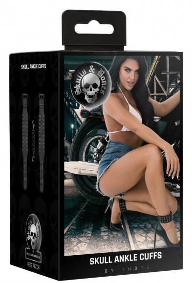 Черные оковы с заклепками в виде черепов