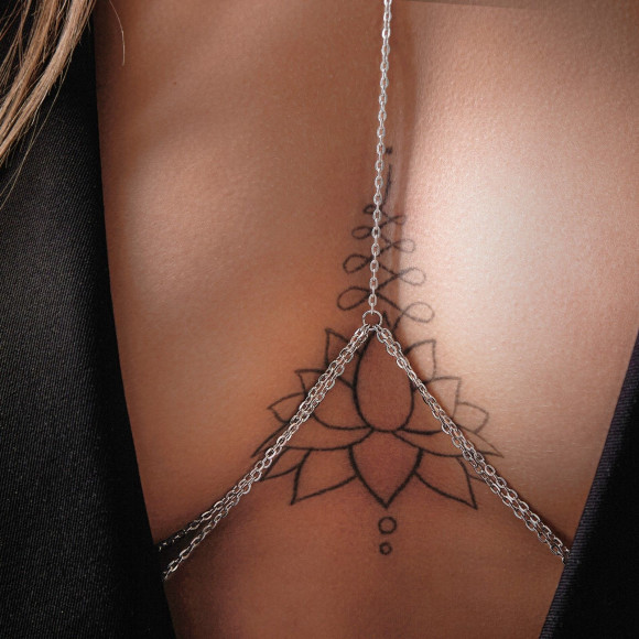 Оригинальная серебристая цепочка на грудь Оригинальная серебристая цепочка на грудь