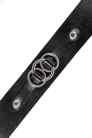 Черный чокер-ошейник со связанными кольцами на подложке