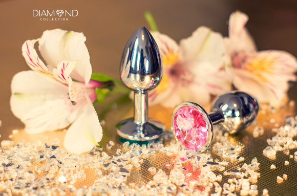 Большая серебристая анальная пробка Diamond Pink Sparkle Large с розовым кристаллом - 8 см. Большая серебристая анальная пробка Diamond Pink Sparkle Large с розовым кристаллом - 8 см.