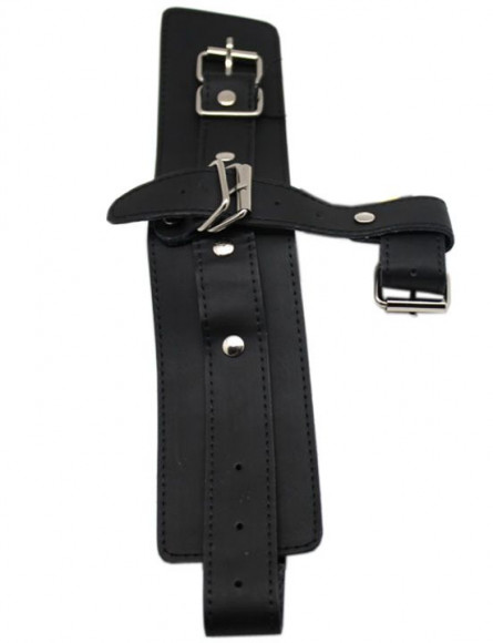 Черная манжета с фиксацией больших пальцев