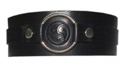 Черный кожаный ошейник с кольцом и клише Черный кожаный ошейник с кольцом и клише