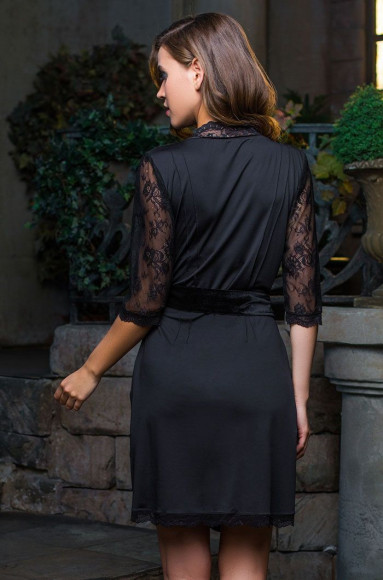 Эффектный короткий халат с кружевными рукавами