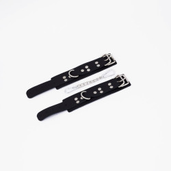 Черные кожаные наручники с регулируемыми ремешками