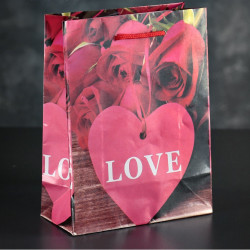 Подарочный пакет Love с розочками и сердечками - 23 х 18 см. Подарочный пакет Love с розочками и сердечками - 23 х 18 см.