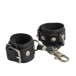 Черный кожаный брелок в виде наручников